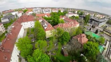 Bu hava aracı görüntüsü Polonya 'nın Opole kentinin kuş bakışı görüntüsünü sağlıyor. Video klipte şehrin tarihi merkezinin, ortaçağ Pazar Meydanı 'nın, belediye binasının da dahil olduğu çarpıcı görüntüleri yer alıyor.