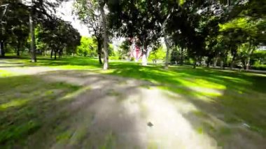 Opoles Sowacki Parkı 'nda sakin bir yürüyüş, yemyeşil suları ve büyüleyici köprüleri gözler önüne seriyor..