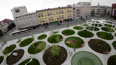 Opole Gwne tren istasyonu ve çevresinde kapsamlı bir hava turu. Video, istasyonların, platformların, rayların ve yakınlardaki binaların kuş bakışı görüntüsünü sağlıyor.