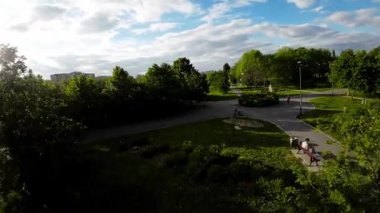 Kendinizi doğanın büyüleyici cazibesine bırakın. Son sinema şaheserimizle görkemli olun. Her adımın yeni bir harikayı ortaya çıkardığı çarpıcı bir parkta büyüleyici bir yolculuğa katılın.
