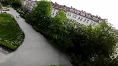 Bu, güzel bir Avrupa şehir parkında yapılan yürüyüşün videosu. Park yemyeşil, renkli çiçekler ve güzel heykellerle doludur. Parkın ortasında bir çeşme var, ve birkaç tane de...