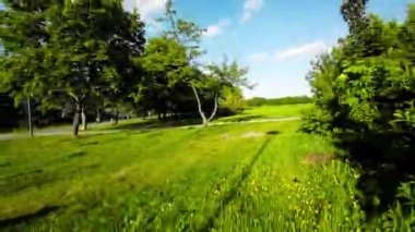 Bu video sizi Opole Şehir Parkı 'na götürüyor. Opole, Polonya' nın göbeğindeki güzel ve huzurlu yeşil bir vaha. Park, yerli halk ve turistler için popüler bir yerdir.