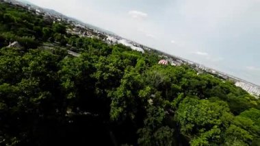 Macaristan 'ın büyüleyici başkenti Budapeşte' nin büyüleyici cazibesine kapıl. Kuşların gözünden görüldüğü gibi. Bu büyüleyici video sizi şehir simgelerinin üzerinde büyüleyici bir yolculuğa çıkarıyor.