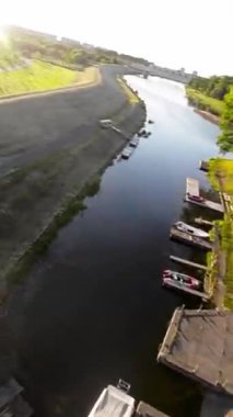 Güneşli bir günde Polonya 'nın Opole kentindeki bir parkta yürüyüş videosu. Video, bir gölet, bir çeşme, bir oyun bahçesi ve bir gül bahçesi de dahil olmak üzere parkın çeşitli sahnelerini gösteriyor. Ayrıca bazı fotoğraflar da var.