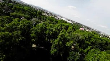 Bu büyüleyici hava görüntülerinde Polonya 'nın çarpıcı Opole kenti, tarihi yerleri, bereketli parkları ve canlı şehir yaşamına kuşbakışı bir bakış açısı sunuyor. Video şu şekilde başlıyor: