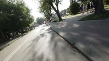 Polonya 'nın Jastrzb Gora kentindeki parkta bir yürüyüşün birinci şahıs bakış açısı. Video güneşli bir günde çekiliyor ve çeşitli sahneleri gösteriyor. Bir park haritası, bir heykel,