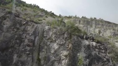 Video, uçsuz bucaksız kayalık bir dağ ocağının büyüleyici bir hava perspektifini sunuyor. Engebeli uçurumlar ve kaya oluşumları çarpıcı bir görsel, sanatsal hüner sergiliyor. Taş ocakları.
