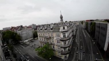 Bu video, Polonya 'nın Opole kentinin kapsamlı bir genel değerlendirmesini sunmaktadır. Sergide, kentin tarihi merkezinin yanı sıra çağdaş mimarisinin çarpıcı hava görüntüleri yer alıyor. Video aynı zamanda