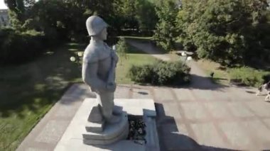 Bu FPV İlk İnsansız Hava Aracı görüntüsü sizi Polonya, Varşova 'daki Varşova Teknoloji Üniversitesi kampüsünde heyecanlı bir yolculuğa çıkarıyor. Video, kampüsün büyüleyici mimarisini gözler önüne seriyor.