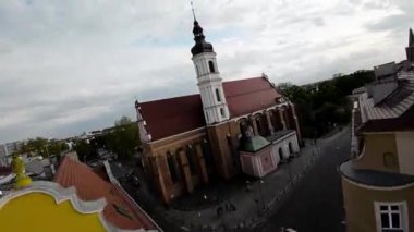 Opole, Polonya 'da zengin bir tarihi ve kültürü olan güzel bir şehirdir. Bu video, şehrin çarpıcı mimarisini, tarihi yapısını ve hareketli caddelerini gösteren kuş bakışı bir görüntü sağlıyor.