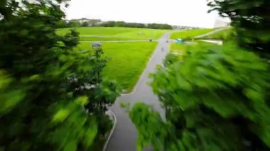 Polonya 'nın Opole kentinin büyüleyici güzelliğine dalın. Kuşların gözünden görüldüğü gibi. Bu çarpıcı hava görüntülerinde tarihi cazibe ve modern zarafetin büyüleyici bir karışımı yer alıyor.