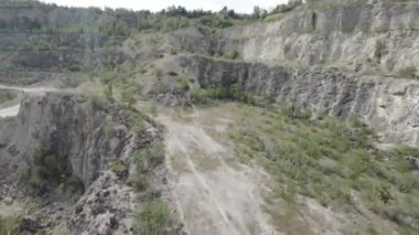 Bu nefes kesici hava videosu kireçtaşı ocağının büyüleyici manzarasını gösteriyor. Taş ocağının sarp kayalıkları, engebeli arazisi ve canlı mavi suları büyüleyici bir manzara yaratır. Video bize...