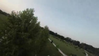Kendinizi doğanın büyüleyici güzelliğine bu çarpıcı FPV drone görüntüleriyle daldırın. Videomuz sizi büyüleyici bir yolculuğa çıkarıyor. Resimli bir parkta, yemyeşil manzaralarını sergiliyor.