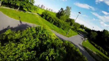 Polonya, Opole 'da güzel bir park, yemyeşil ağaçlar, bir heykel ve asfalt bir yol. Park, turistler ve yerliler için oldukça popüler bir yer. Huzurlu ve rahatlatıcı bir atmosfer sunuyor..