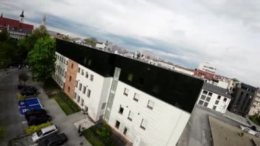 Bu güzel bir şehirde nehir boyunca bir yürüyüşün videosu. Video bir köprüden nehir ve şehir manzarası ile başlıyor. Kamera sağa döner ve nehir kıyısının manzarasını gösterir.