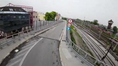 Polonya 'nın Opole şehrinde birinci şahıs perspektifli bir video turu, trenden ve yaya olarak alındı. Video, Oder Nehri üzerinde tren yolculuğu ile başlıyor. Şehir tarihi manzarası sunuyor.