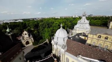 Bu büyüleyici hava turu sizi Opole, Polonya 'nın göbeğindeki tarihi Opole Şatosu' nun üzerinde büyüleyici bir yolculuğa çıkarıyor. Şatodan büyülenmeye hazır olun. Muhteşem bir mimari.