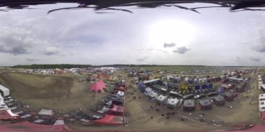 Avrupa 'nın en büyük kamyon fuarı 2016' nın kuş bakışı görüntüsünü al. Bu 360 derecelik hava görüntüsü sizi yüzlerce kamyon göreceğiniz sergi alanına götürüyor.