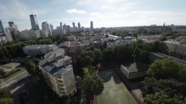 Kendinizi Polonya, Varşova 'nın büyüleyici enerjisine daldırın, bu nefes kesici FPV insansız hava aracı uçuş videosunun eşsiz bir perspektifinden görüldüğü gibi. İnsansız hava aracı şehir simgelerinin üzerinde süzülüyor.