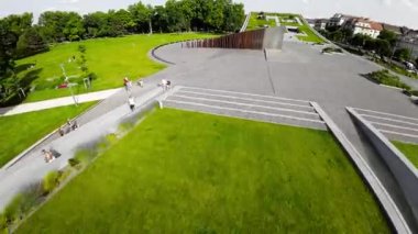 Macaristan 'ın Budapeşte kentindeki sakin bir park, şehir yaşamının telaş ve telaşından yemyeşil bir kaçış sunuyor. Parkta çeşitli ağaçlar, çimenlik alanlar ve huzurlu bir gölet bulunuyor.