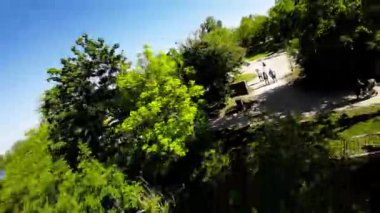 Polonya, Opole 'da gölü olan bir park. Park, çok sayıda ağaç ve bitki çeşidi de dahil olmak üzere yemyeşil alanlarla doludur. Parkın ortasında yürüyüş yolu olan bir göl var.