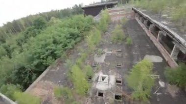 Bu büyüleyici hava keşfi terk edilmiş bir sanatoryumun objektifinden görüldüğü gibi Sovyet dönemindeki çürümenin gizli derinliklerini ortaya çıkarıyor. Hayaletli görüntüler izleyicileri zamanda bir yolculuğa çıkarıyor.