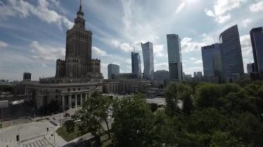 Bu video, modern mimari ve yemyeşil alanların eşsiz karışımını vurgulayan canlı şehir Varşova, Polonya 'yı gösteriyor. Şehir merkezinin yüksek gökdelenlerinden dingin gökdelenlere