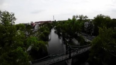 Kendinizi Opoles 'in büyüleyici cazibesine daldırın. Tarihi kanallar, suyun nazik akışının bir tarih ve sükunet hikayesi ördüğü yer. Büyüleyici görüntülerimiz sizi büyüleyici bir yolculuğa çıkarıyor.
