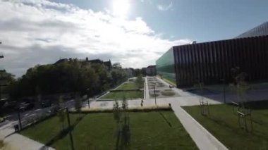 Bu, Polonya 'nın Opole şehrinde çarpıcı bir hava turu. Video klipte Pazar Meydanı, Belediye Binası ve Katedral de dahil olmak üzere tarihi kent merkezinin nefes kesici manzaraları yer alıyor. Sen de göreceksin.