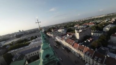 Bu çarpıcı insansız hava aracı görüntüsü sizi Varşova, Polonya 'daki gökyüzünde nefes kesici bir yolculuğa çıkarıyor ve tarihi St. Johns Katedrali' nin eşsiz bir perspektifini sunuyor. Video özellikleri