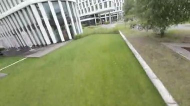 Bu video modern bir ofis parkı sergiliyor. İçinde güzel manzaralı bir bahçe ve yansıtma havuzu var. Huzur ortamı yansıtıcı camlı çağdaş ofis binalarıyla çevrili.