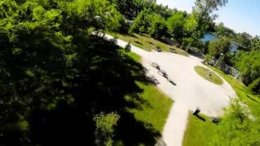 Parkta huzurlu bir yürüyüşün bu büyüleyici videosuyla kendinizi doğanın güzelliğine daldırın. Bereketli yeşil ağaçlar, cıvıldayan kuşlar ve hafif bir esinti mükemmel bir atmosfer yaratır.