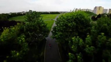 Burası Polonya 'nın O kutbunda güzel bir park. Rahatlamak ve gevşemek için harika bir yer. Parkın akçaağaçlar, meşeler ve çamlar da dahil olmak üzere birçok farklı türde ağaçları vardır. Ayrıca bir göleti, bir oyun alanı da var.