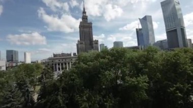 Bu nefes kesici FPV insansız hava aracı sizi Polonya 'nın canlı şehri Varşova üzerinde yükselen bir yolculuğa çıkarıyor. Kültür ve Bilim Sarayı 'nın çarpıcı mimarisi, şehrin simgesi.