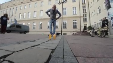 Bu büyüleyici videoda yetenekli bir sokak sanatçısı inanılmaz futbol yeteneklerini sergiliyor ve Polonya 'nın Opole kentinde seyircileri cezbediyor. Sıradan kıyafetler giyen sanatçı, sokaklara dökülüyor.