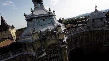 Huzur ve heyecanın birleştiği Budapeşte Şehir Parkı 'nın büyüleyici cazibesine kapıl. Videomuz sizi bu şehir vahasında büyüleyici bir yolculuğa çıkarıyor.