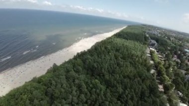 Bu hava görüntülerinde Polonya 'daki çarpıcı Jastrzebia Gora plajı, doğal güzelliğini ve yaz mevsiminde canlı atmosferini yansıtıyor. Video nefes kesici bir şekilde başlıyor.