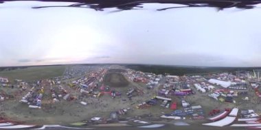 Video, büyük bir açık hava festivalinin havadan görüntüsünü gösteriyor. Festival geniş bir açık alanda gerçekleşiyor. Katılımcı sayısı çok fazlaydı. Ayrıca çok sayıda çadır var.