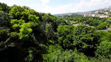 Macaristan 'ın Budapeşte kentindeki Kale' yi gösteren bir video, çeşitli heykeller, bir şelale ve şehir manzaralı bir gözetleme noktası yer alıyor..
