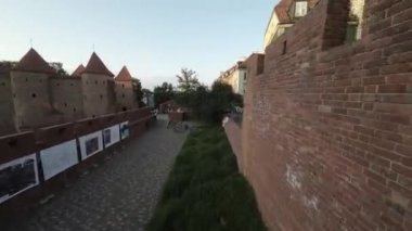 Polonya 'nın Varşova kentindeki tarihi Old Town' dan geçen sinematik bir FPV insansız hava aracı. Video, Kraliyet Kalesi, Sigismunds Sütunu da dahil olmak üzere ikonik kent simgelerinin çarpıcı hava görüntülerini içeriyor.