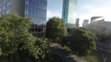 Bu nefes kesici FPV insansız hava aracı görüntüsü sizi Polonya 'nın canlı şehri Varşova' da yükselen bir yolculuğa çıkarıyor. Yükselen gökdelenlerden aşağıdaki hareketli sokaklara kadar güzelliği yaşayacaksın.