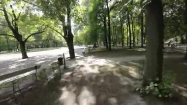 Polonya 'nın Varşova kentindeki bir parktan geçen birinci şahıs görüntüsü. Video, parkta uçan bir dronun perspektifinden çekildi ve parkların birçok özelliğinin benzersiz bir görüntüsünü sağlıyor.