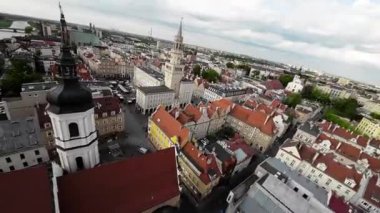 Opole, Polonya 'da zengin bir tarihi ve kültürü olan güzel bir şehirdir. Bu video, şehrin çarpıcı mimarisini, tarihi yapısını ve hareketli caddelerini gösteren kuş bakışı bir görüntü sağlıyor.