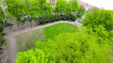 Video, bir FPV First Person View insansız hava aracı uçağıdır. İnsansız hava aracı şehir meydanının, Rynek 'in ve etrafındaki sokakların üzerinden uçuyor. Video çok yüksek.