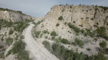 Bu nefes kesici hava videosu kireçtaşı ocağının büyüleyici manzarasını gösteriyor. Video, taş ocağının geniş ve karmaşık detaylarını gözler önüne seren geniş panoramik bir görüntüsüyle açılıyor.