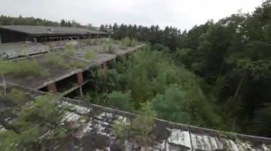 Zamanın durduğu ve doğanın topraklarını geri aldığı terk edilmiş bir Sovyet san atoriumunda, unutulmaz bir yolculuğa katılın. Bu büyüleyici keşif çürümenin ürkütücü güzelliğini ortaya çıkarıyor.