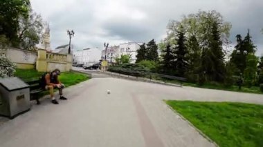 Bu parkta bir yürüyüşün videosu. Park bir şehirde yer almaktadır ve ağaçlar, çiçekler ve bir gölet ile çevrilidir. Ayrıca parkta birkaç bank ve bir satranç masası vardır. Bu video...