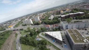 Bu FPV insansız hava aracı görüntülerinde Polonya 'nın güzel O kutbu şehri görülüyor. Video klipte Opole Castle, belediye binası ve şehrin tarihi merkezinin çarpıcı manzaraları yer alıyor.