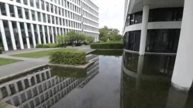 Nowoczesny kompleks biurowcw Varşova Spire to jedna z najbardziej prestiowych inwestycji w Warszawie. Znajduje si w samym sercu miasta, tu przy rondzie Daszyskiego. Sk ada si z trzech budynkw o cznej
