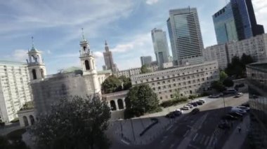 Bu nefes kesici FPV İnsansız Hava Aracı görüntüsü sizi Polonya 'nın Varşova semalarında heyecanlı bir yolculuğa çıkarıyor. Video, şehir simgelerini gözler önüne seriyor.